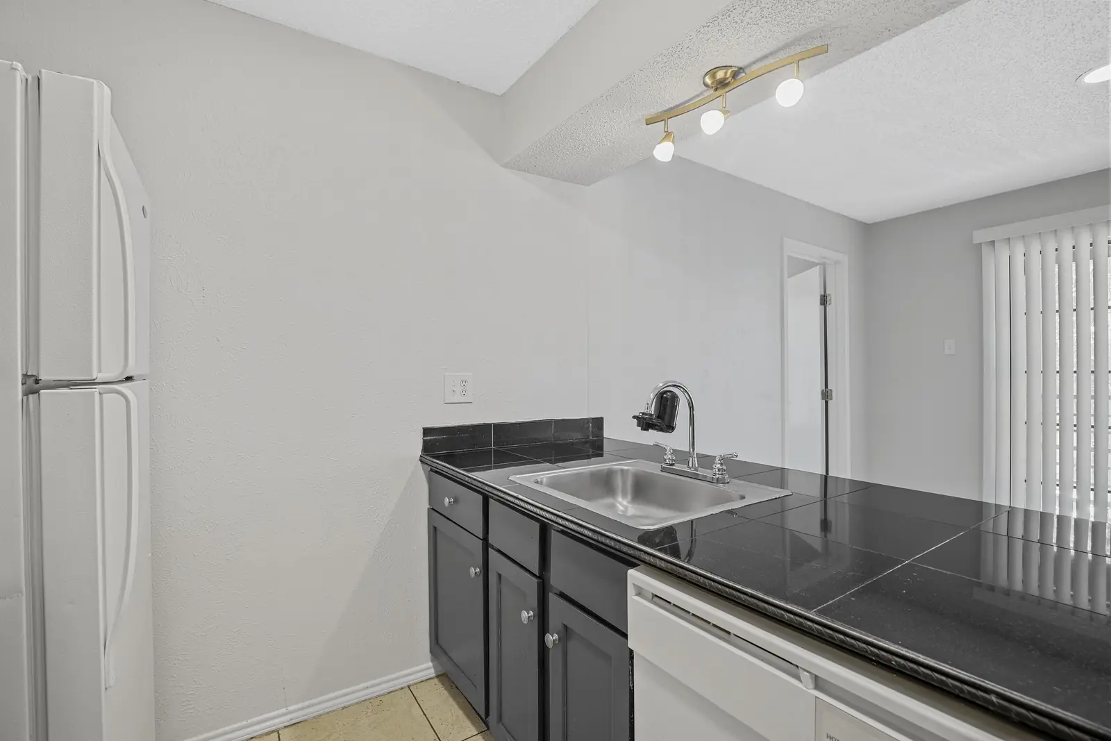 Kitchen with double sink and dishwasher