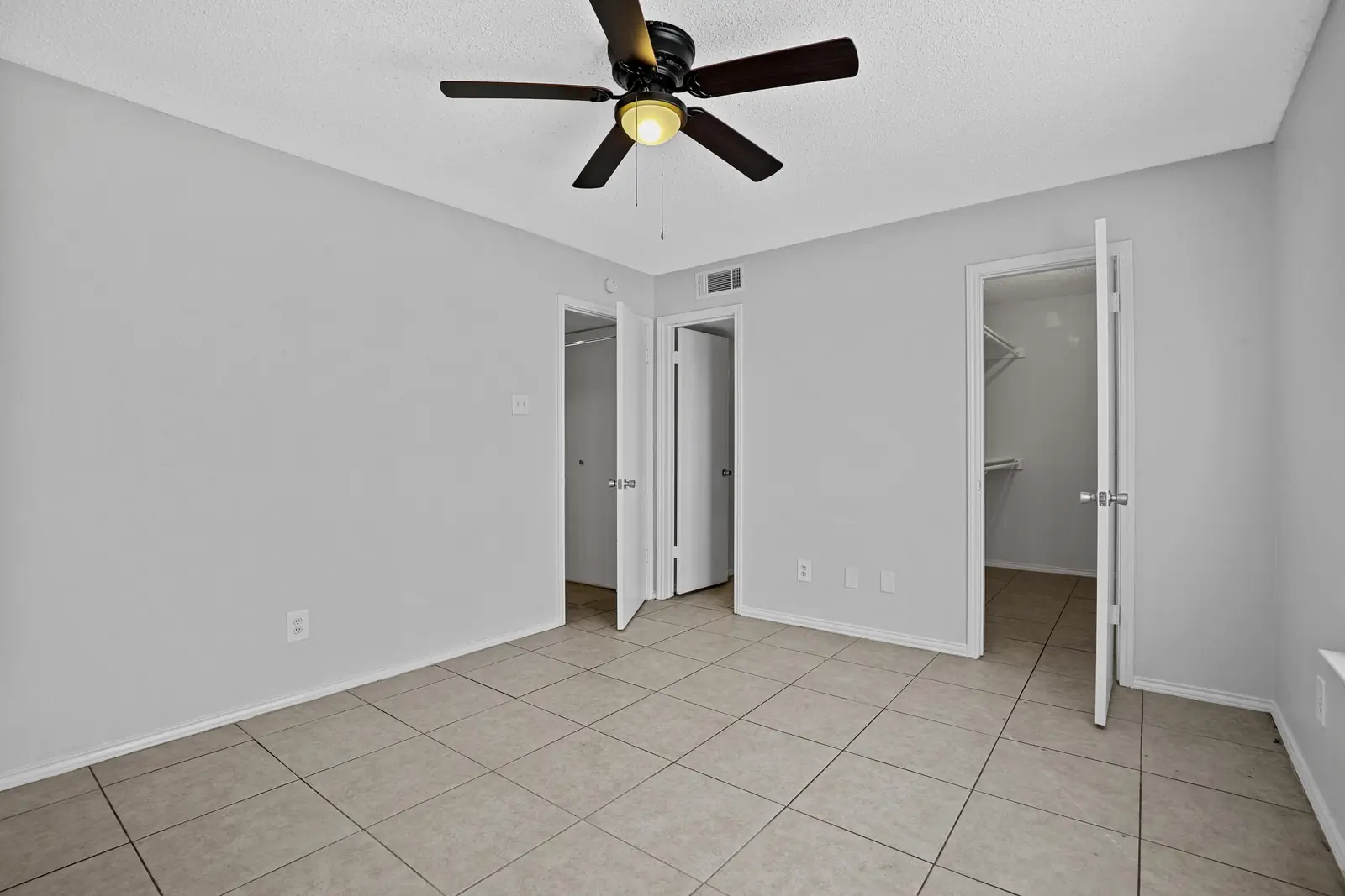 Second bedroom with ceiling fan and closet