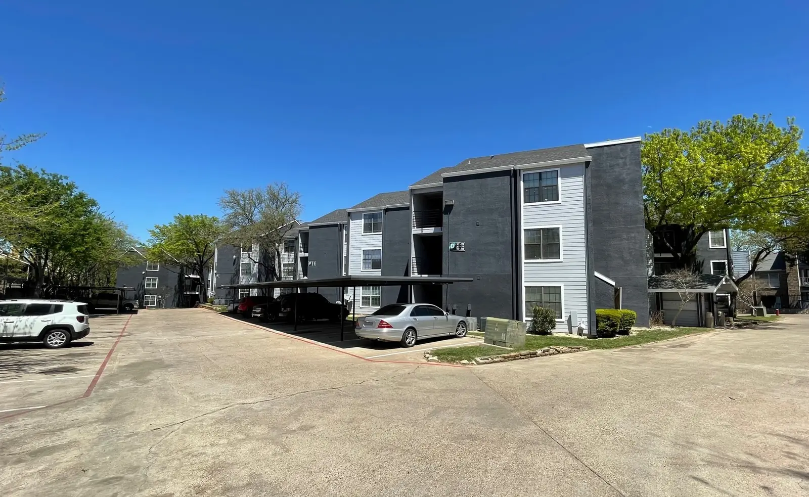 Village Oaks community drive and resident parking